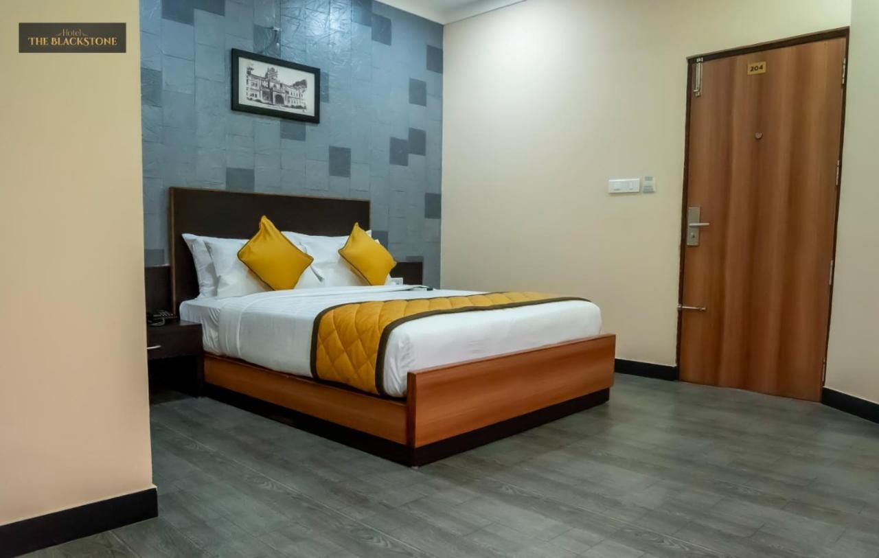 העיר בנגלור Hotel The Black Stone מראה חיצוני תמונה