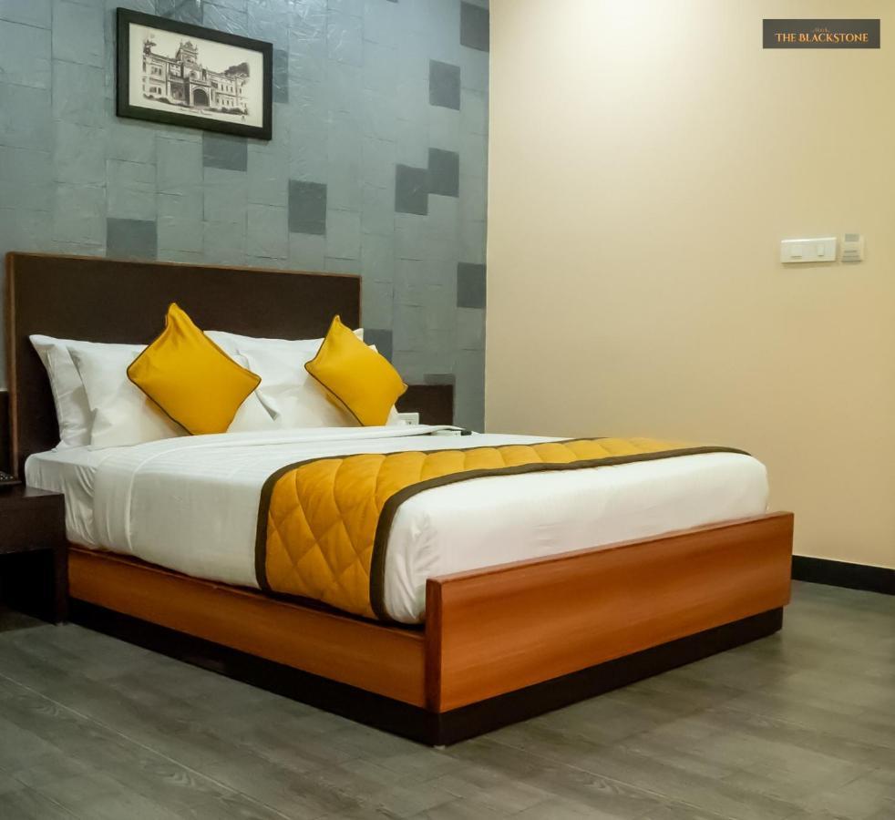 העיר בנגלור Hotel The Black Stone מראה חיצוני תמונה